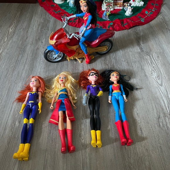 DC SuperHero Girl Dolls & Motorcycle - Picture 3 of 12